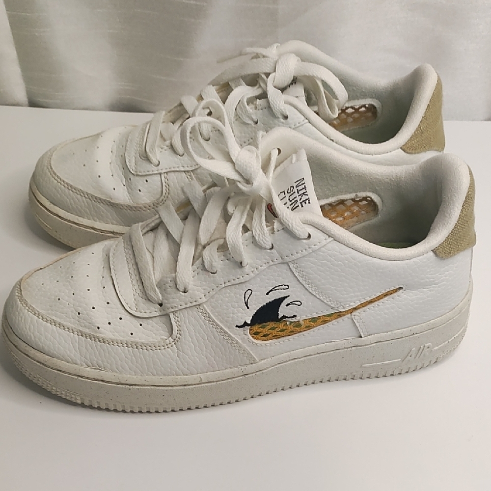 Nike Sun Club Kids White and Gold Sneakers Size 6Y